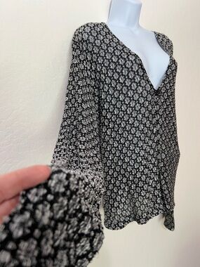 A Buyer - Black & White Floral V-Neck Women's Cardigan Style Top